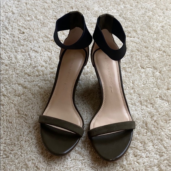 Banana Republic olive green sandal - Picture 12 of 16